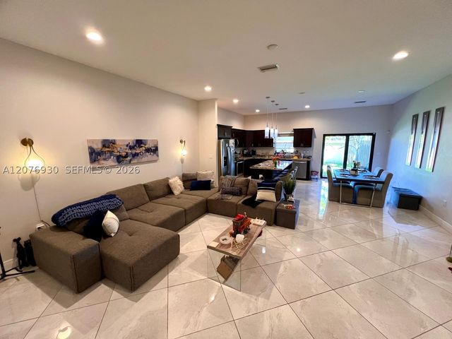 9271 NW 16th St, Pembroke Pines, FL 33027