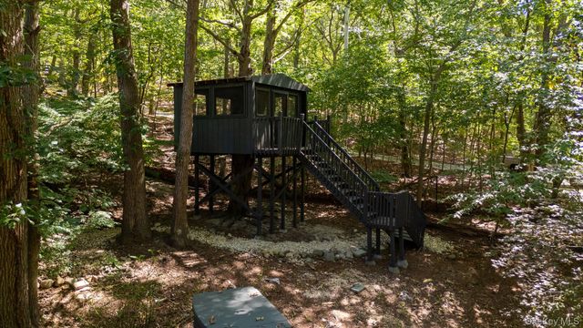 644 Bread And Cheese Hollow Road, Northport, NY 11768