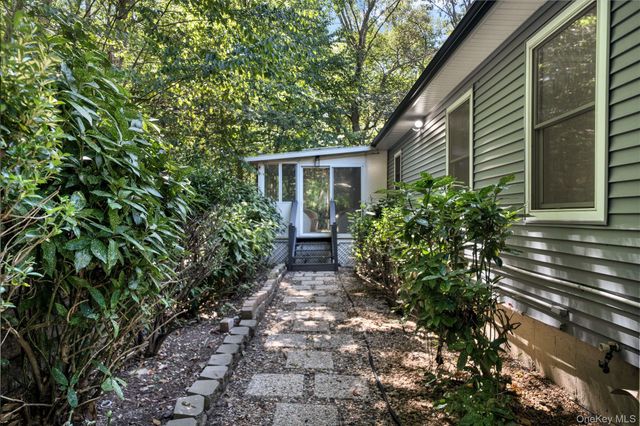 644 Bread And Cheese Hollow Road, Northport, NY 11768