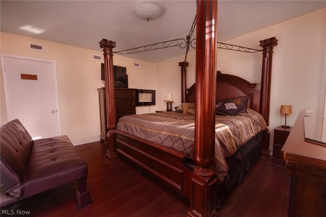 13800 Fairhill Road 101, Shaker Heights, OH 44120