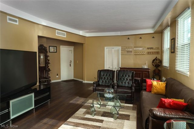 13800 Fairhill Road 101, Shaker Heights, OH 44120