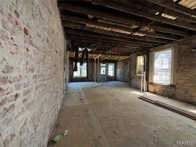 2833 Sidney Street, St Louis, MO 63104