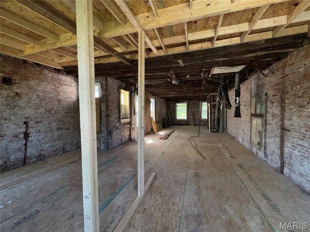 2833 Sidney Street, St Louis, MO 63104