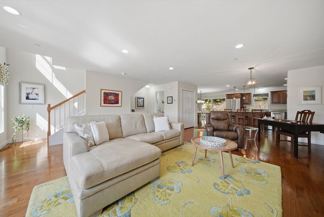 6 Aster Ct B, Hudson, NH 03051