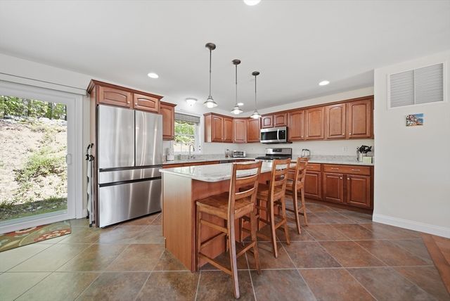 6 Aster Ct B, Hudson, NH 03051