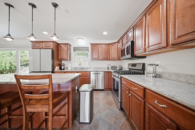 6 Aster Ct B, Hudson, NH 03051