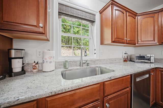 6 Aster Ct B, Hudson, NH 03051