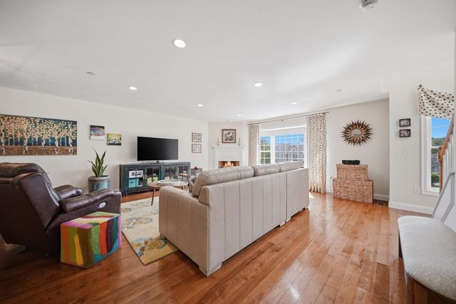 6 Aster Ct B, Hudson, NH 03051