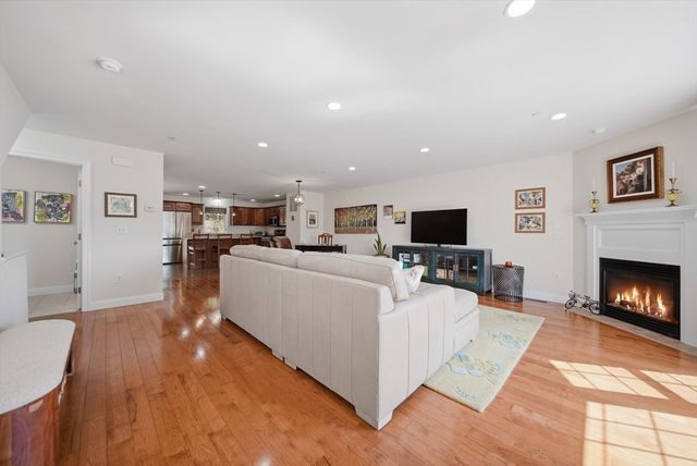 6 Aster Ct B, Hudson, NH 03051