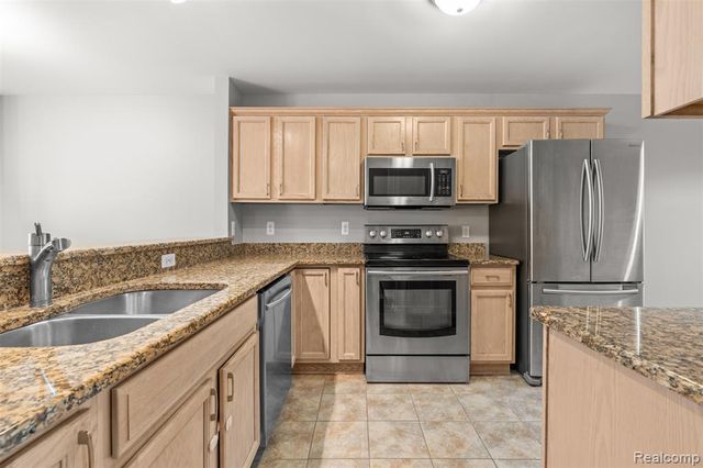 470 Old Pine Way, Walled Lake, MI 48390