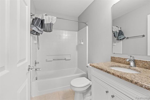 470 Old Pine Way, Walled Lake, MI 48390