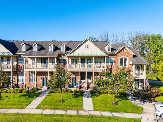 470 Old Pine Way, Walled Lake, MI 48390