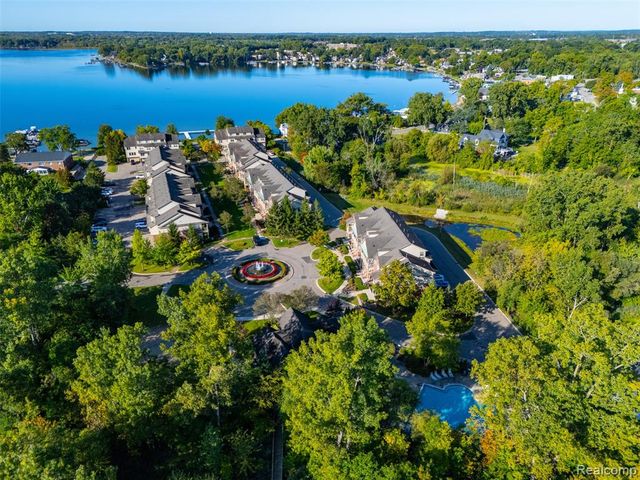 470 Old Pine Way, Walled Lake, MI 48390