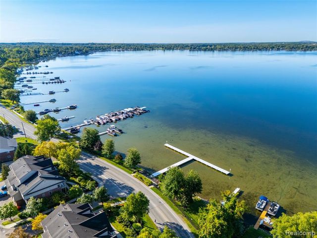 470 Old Pine Way, Walled Lake, MI 48390