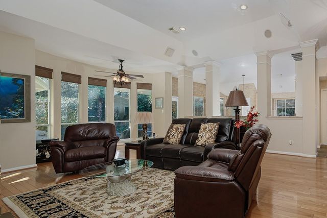 2 Taper Glow Place, The Woodlands, TX 77381
