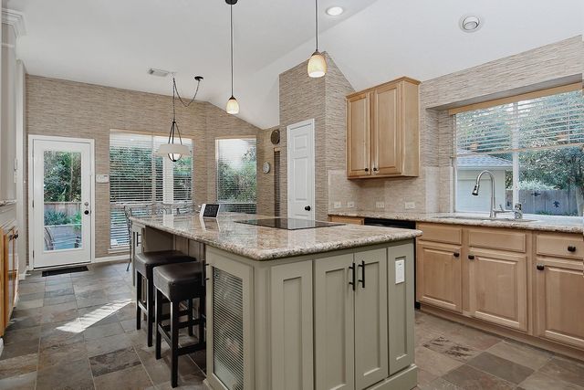 2 Taper Glow Place, The Woodlands, TX 77381