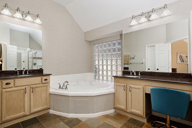 2 Taper Glow Place, The Woodlands, TX 77381