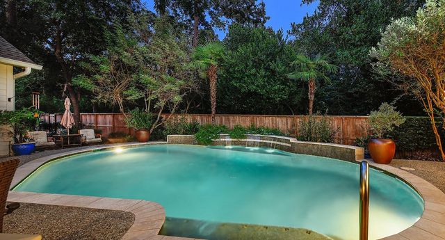2 Taper Glow Place, The Woodlands, TX 77381