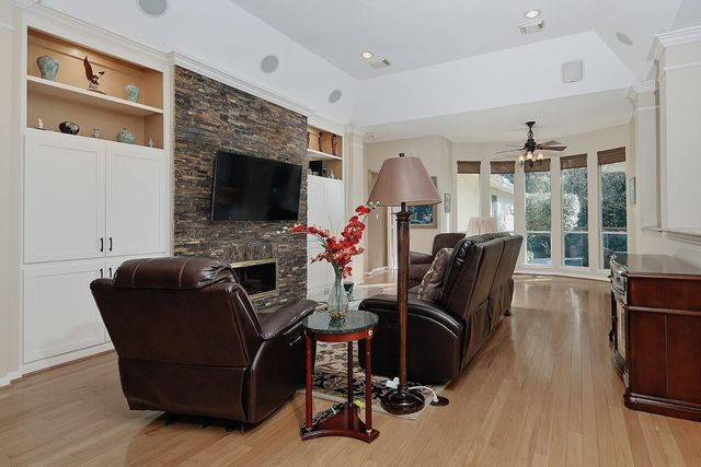 2 Taper Glow Place, The Woodlands, TX 77381