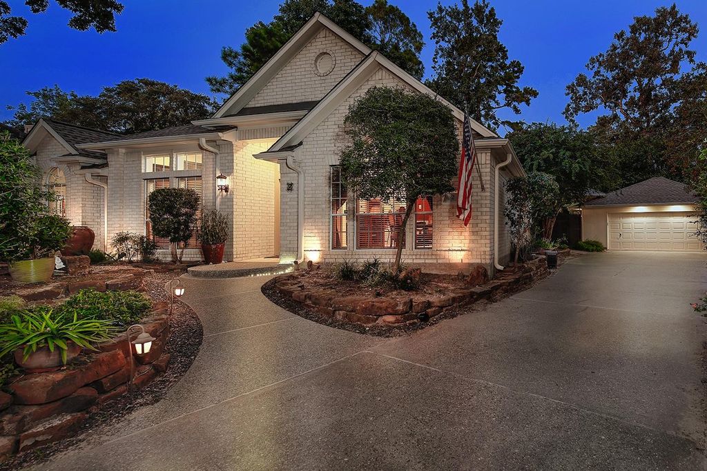2 Taper Glow Place, The Woodlands, TX 77381