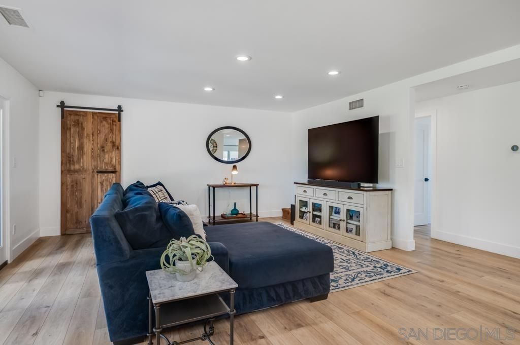 Image 15 of property listing at 7634 Flag Lake, San Diego, CA 92119