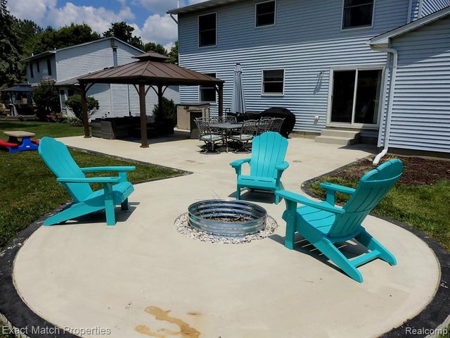 1324 Bush Creek Drive, Grand Blanc, MI 48439