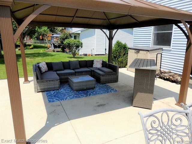 1324 Bush Creek Drive, Grand Blanc, MI 48439