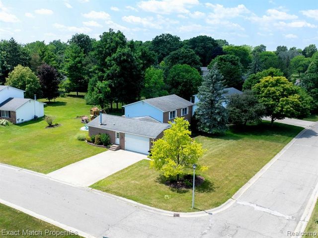 1324 Bush Creek Drive, Grand Blanc, MI 48439