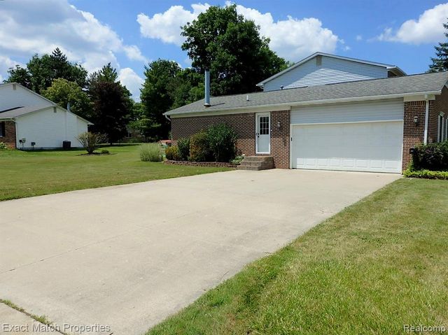 1324 Bush Creek Drive, Grand Blanc, MI 48439