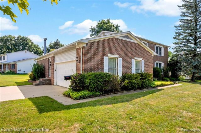 1324 Bush Creek Drive, Grand Blanc, MI 48439