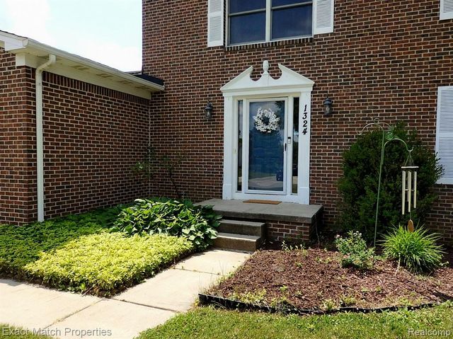 1324 Bush Creek Drive, Grand Blanc, MI 48439