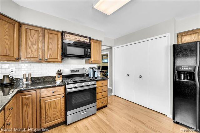 1324 Bush Creek Drive, Grand Blanc, MI 48439
