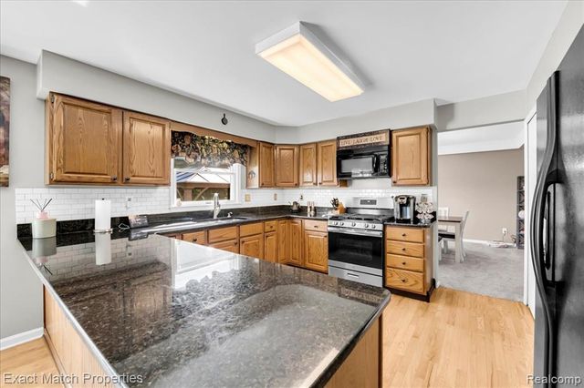 1324 Bush Creek Drive, Grand Blanc, MI 48439
