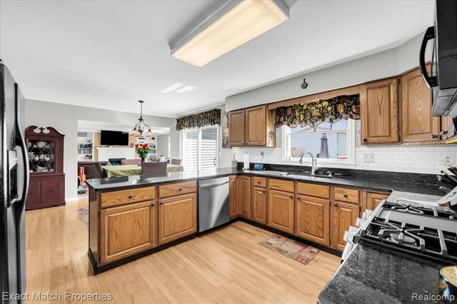 1324 Bush Creek Drive, Grand Blanc, MI 48439