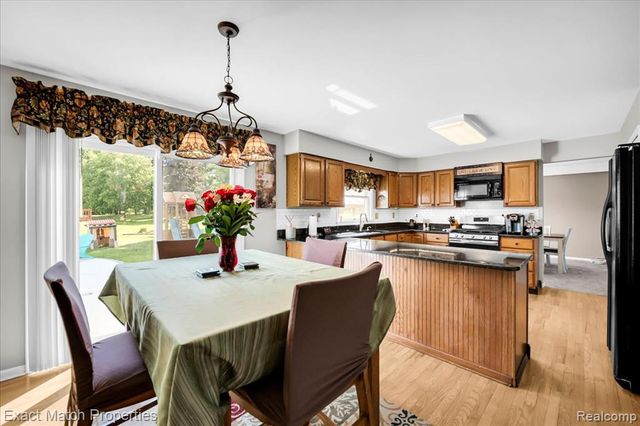 1324 Bush Creek Drive, Grand Blanc, MI 48439