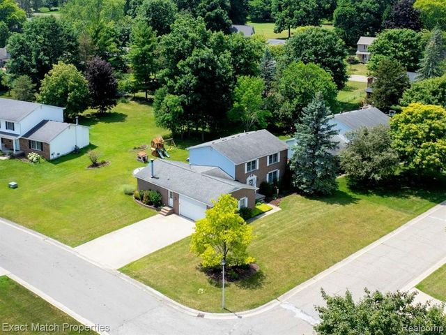 1324 Bush Creek Drive, Grand Blanc, MI 48439