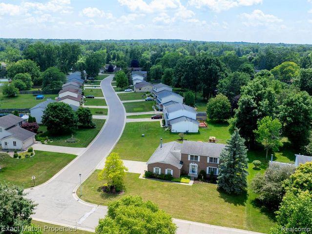 1324 Bush Creek Drive, Grand Blanc, MI 48439