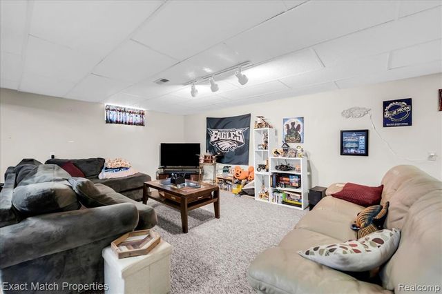 1324 Bush Creek Drive, Grand Blanc, MI 48439