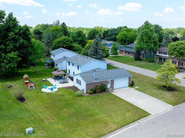 1324 Bush Creek Drive, Grand Blanc, MI 48439