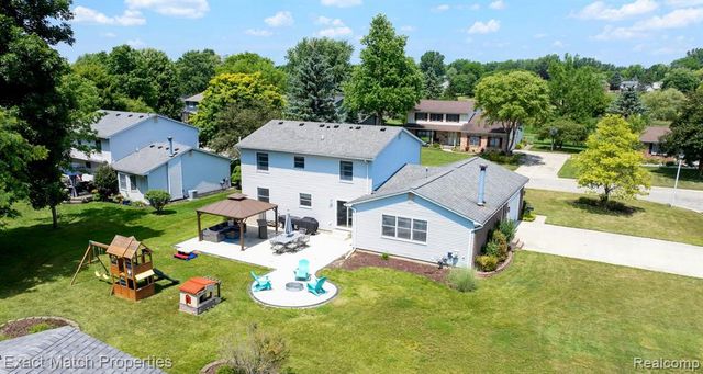 1324 Bush Creek Drive, Grand Blanc, MI 48439