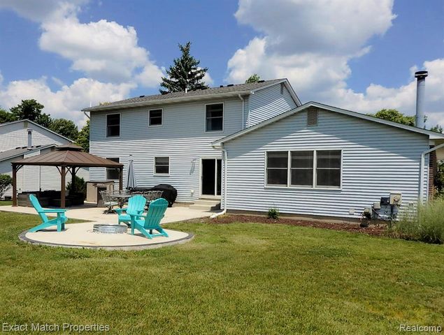 1324 Bush Creek Drive, Grand Blanc, MI 48439