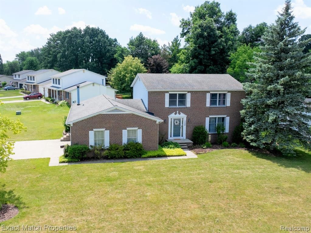 1324 Bush Creek Drive, Grand Blanc, MI 48439