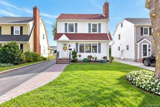 40 Cambridge Avenue, Garden City, NY 11530