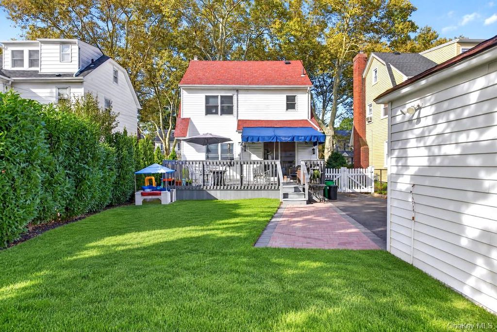 40 Cambridge Avenue, Garden City, NY 11530 — photo 2