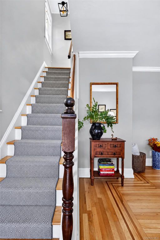 40 Cambridge Avenue, Garden City, NY 11530 — photo 3
