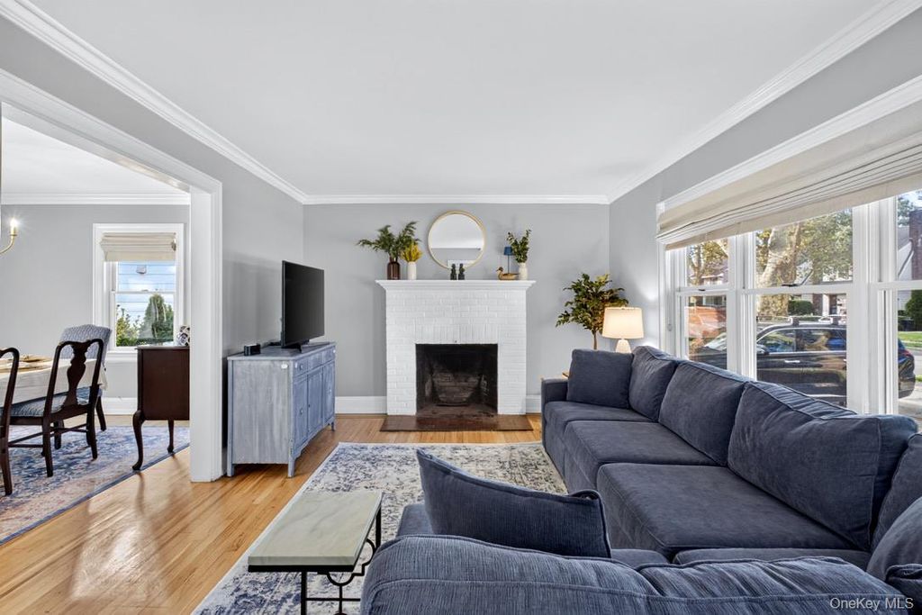 40 Cambridge Avenue, Garden City, NY 11530 — photo 4
