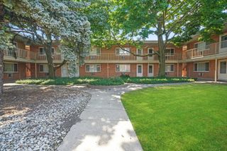 4211 W 95th Street 2D, Oak Lawn, IL 60453