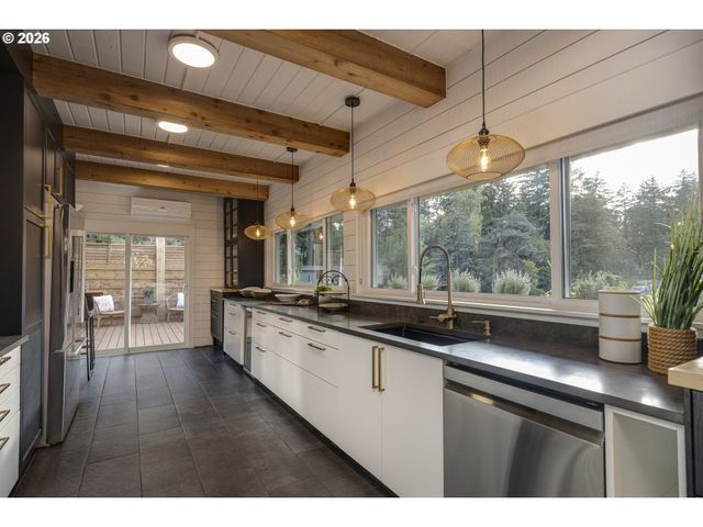 16998 GREENTREE Ave, Lake Oswego, OR 97034