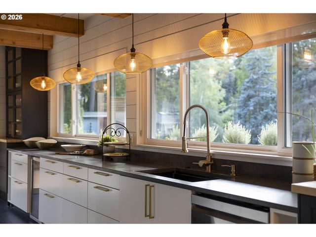 16998 GREENTREE Ave, Lake Oswego, OR 97034