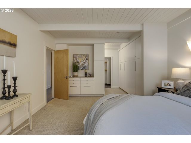 16998 GREENTREE Ave, Lake Oswego, OR 97034